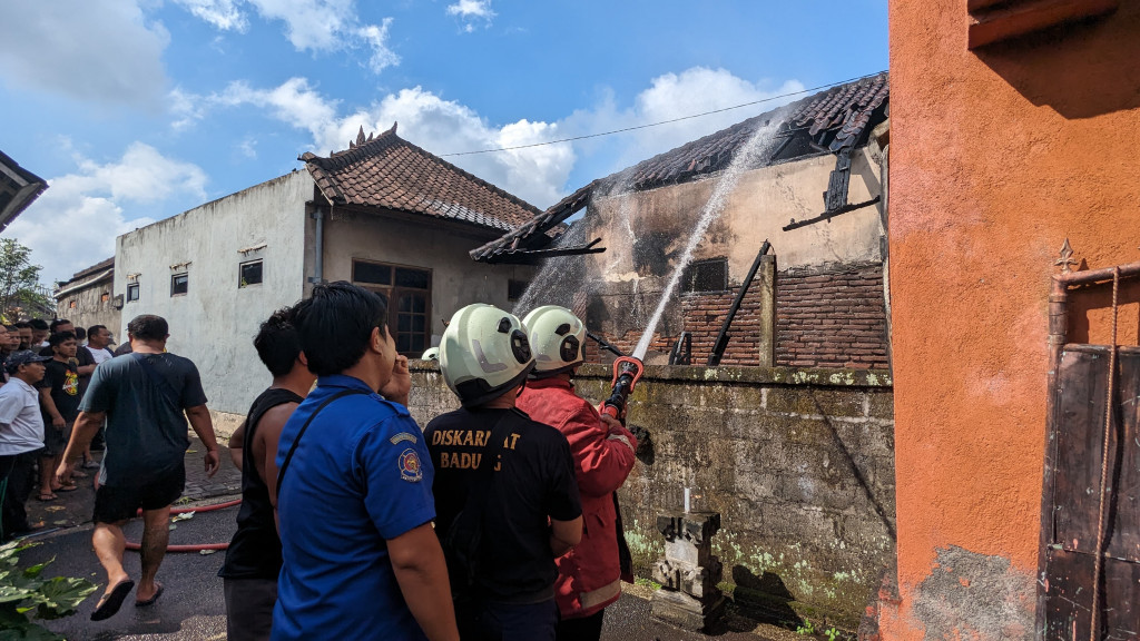 Kebakaran Salah Satu Rumah Warga di Banjar Banjaran, Pemerintah Desa Abiansemal Dauh Yeh Cani Turun Tangan